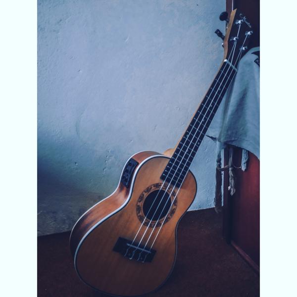 Download: An image of a musical instrument ukulele.-banrupi